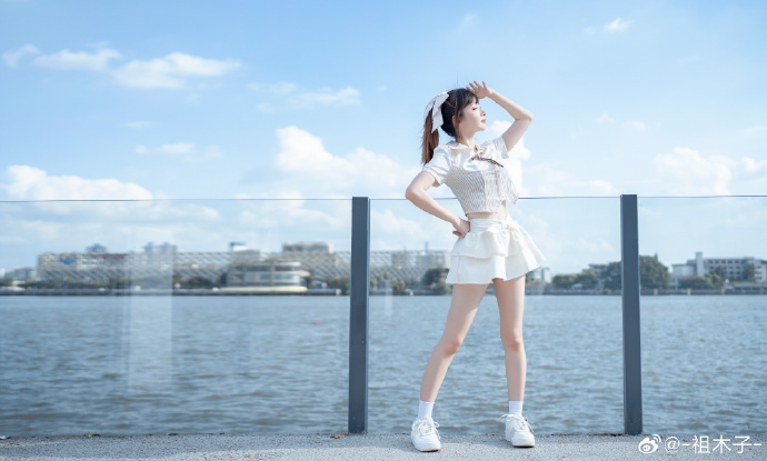 公寓春光 封面